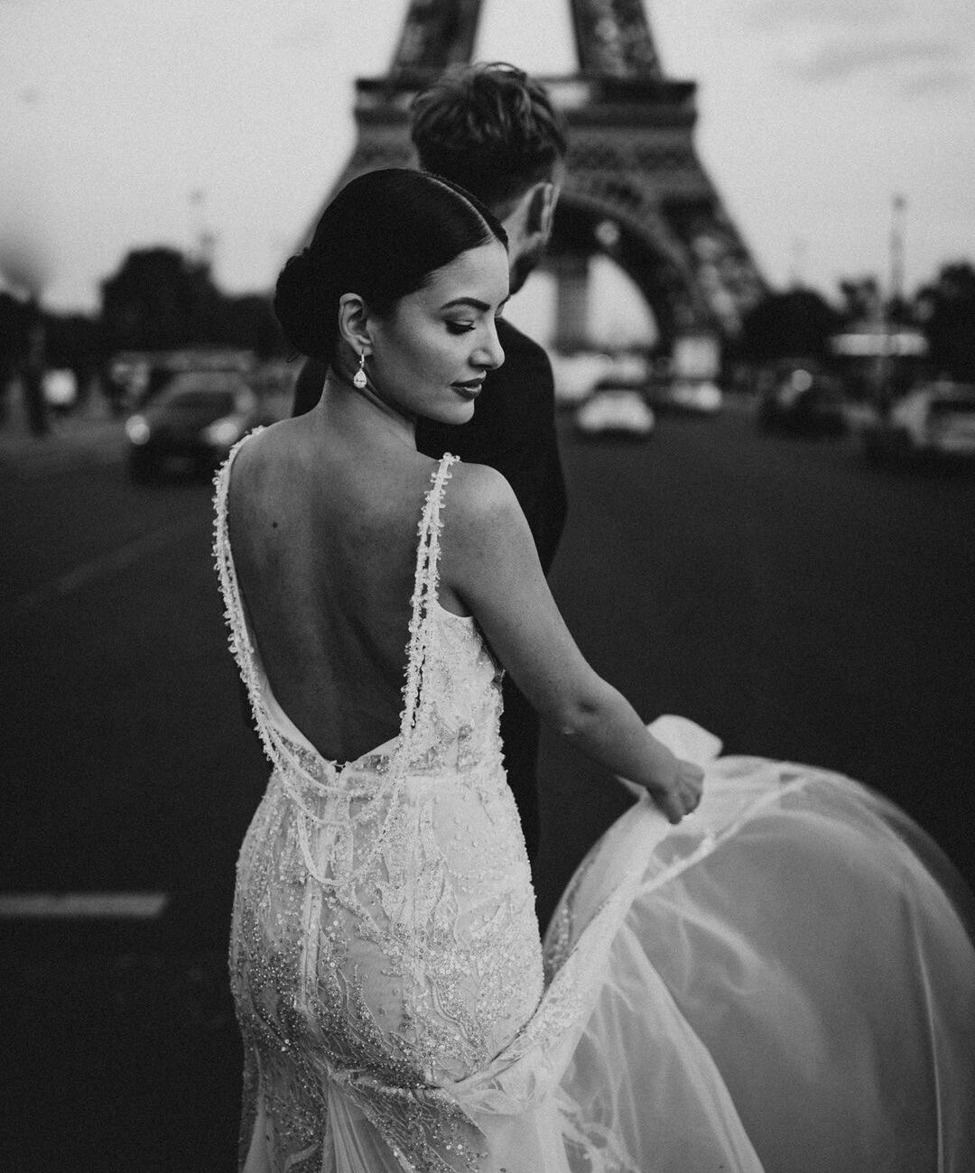 Braut läuft vor dem Eiffelturm in Paris sw
