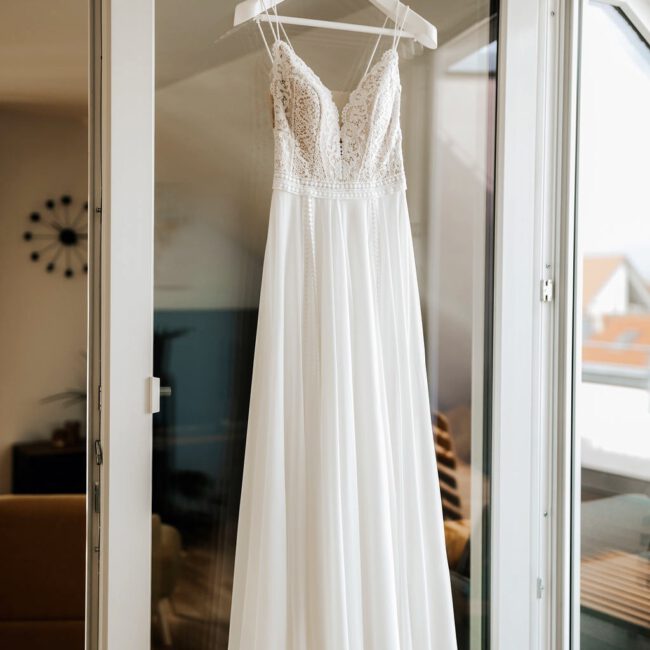 Brautkleid hängt am Fenster