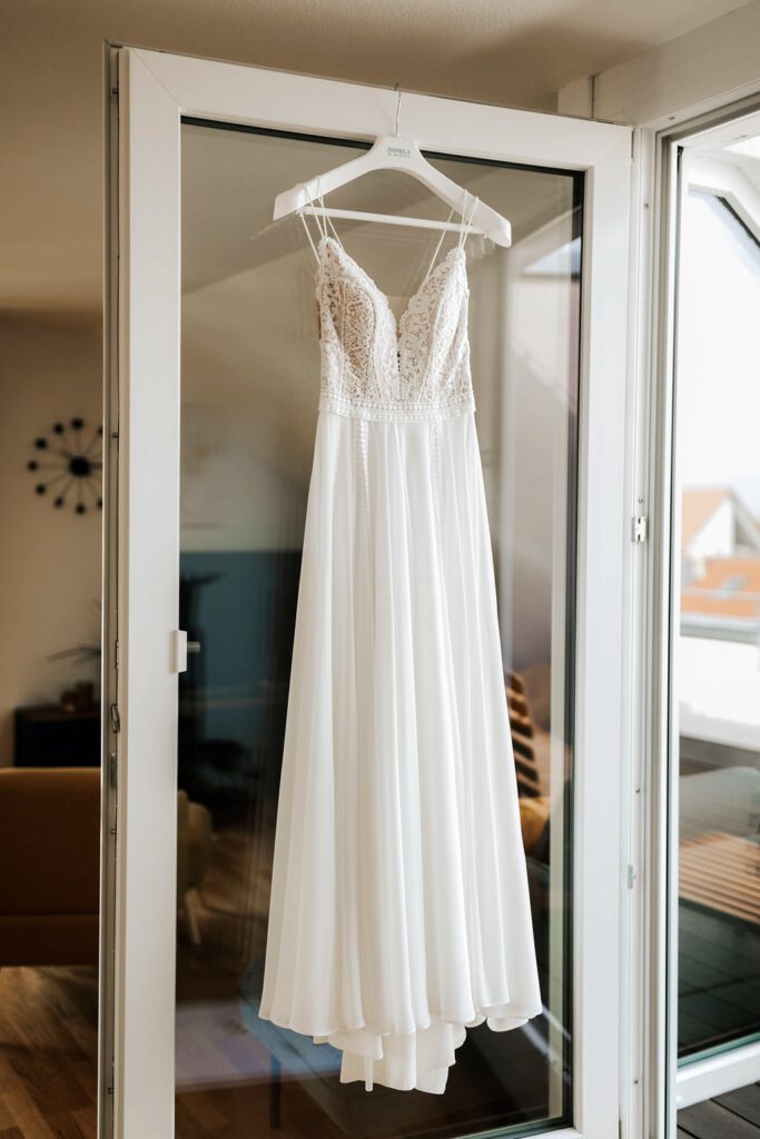 Brautkleid hängt am Fenster