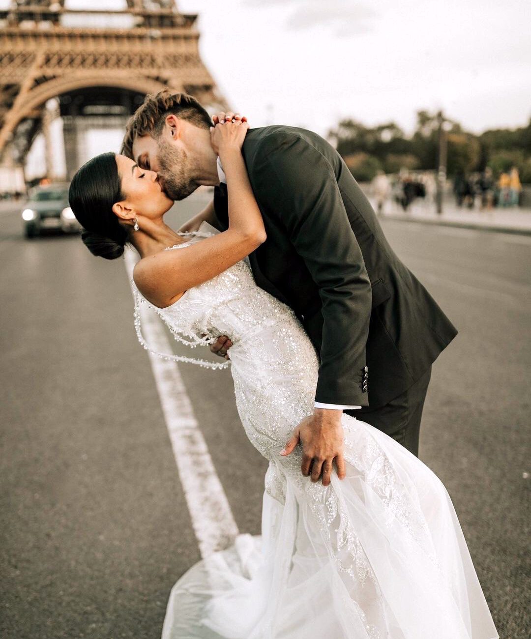 Brautpaar küsst sich vor Eiffelturm in Paris