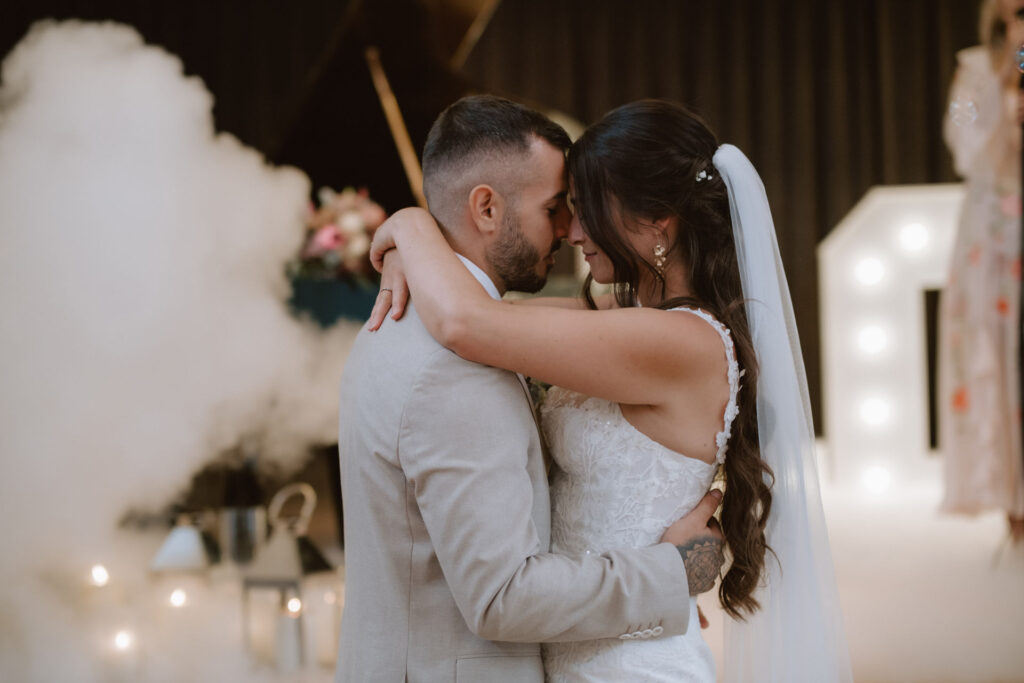 Brautpaar Hochzeitstanz Nebel