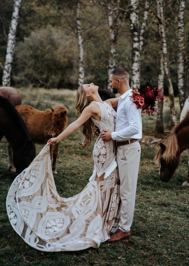 Brautpaar elegante Pose mit Pferden